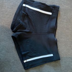 Lululemon shorts sz 6 no size dot.